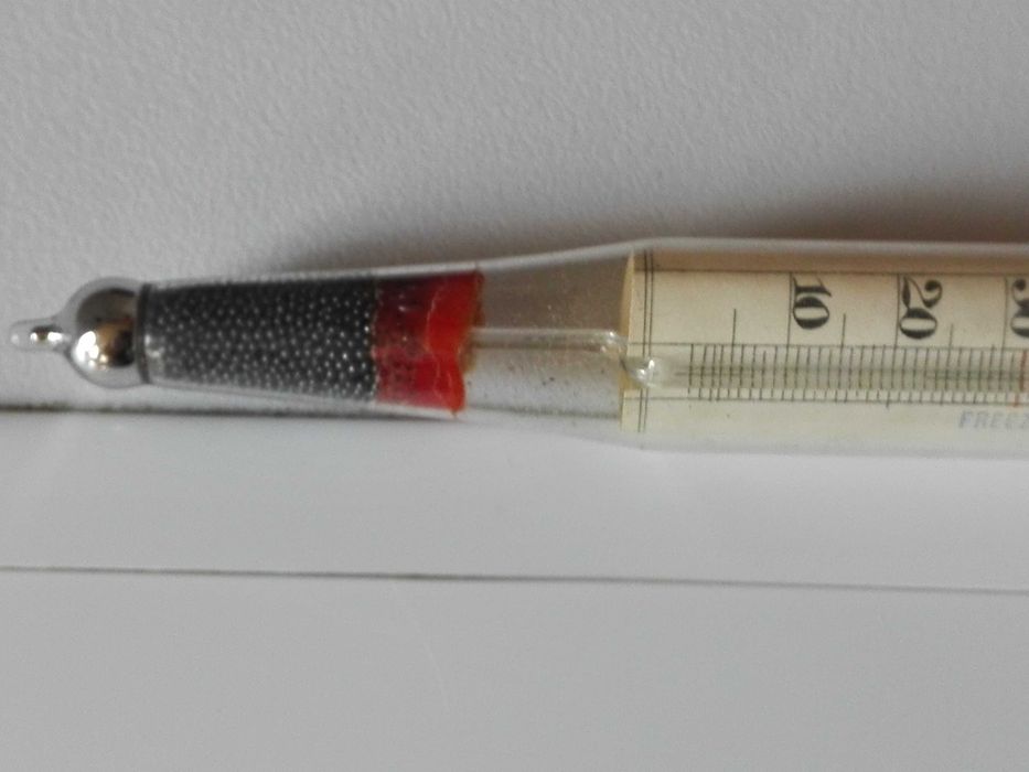 Лот динозаври ( Джурасик парк)  и професионален термометър за мляко.