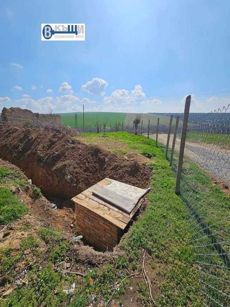 Къща с голям двор в село Каранци