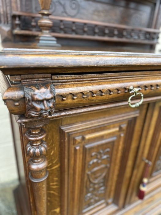 Масивен антикварен шкаф-кабинет с изключително богата ръчна резба