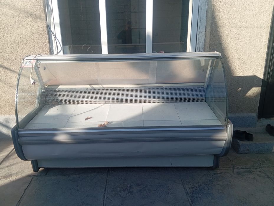 Холодильник витринный большой