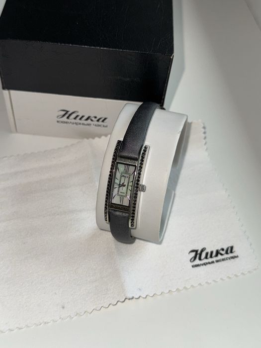 Часы в белом золоте с бриллиантами Ника