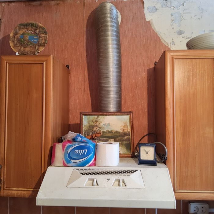 Вытяжка  2000  тг