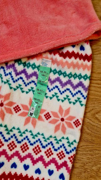Pijama groasa de iarna, masura 146 (10/11 ani) este NOU cu eticheta