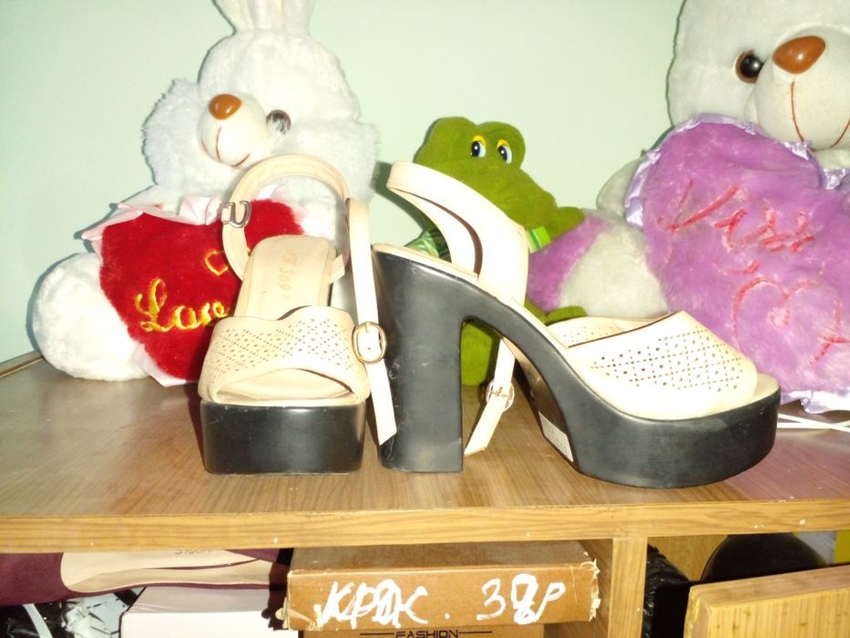 Продается обувь в отличном состояние