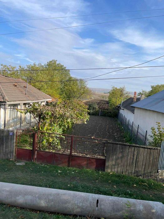 Vand casa la strada principala in comuna Berezeni