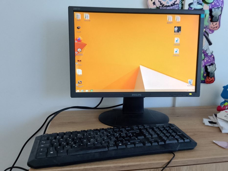 Vând leptop Pentium 3, montor centrala și o tastatura fara maus