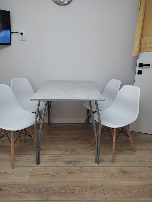 Продается стол со стульями