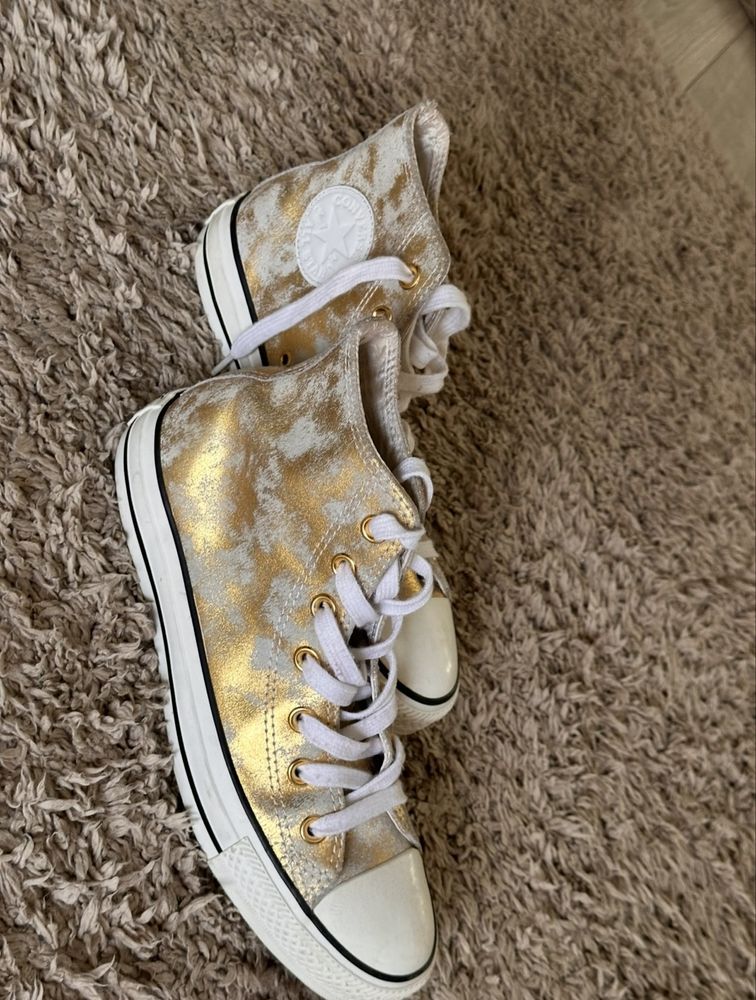 Vand tenesi Converse noi