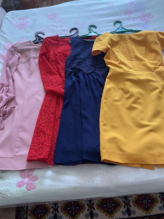 Платья по 500 тенге каждое. Все платья 42 размера.