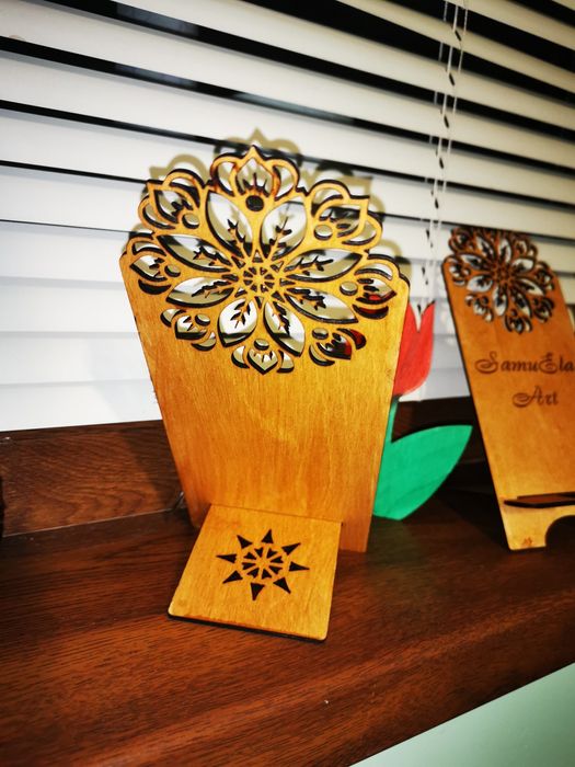 Поставка за телефон с гравиране на име и текст по ваш избор