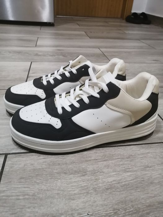 Papuci alb cu negru