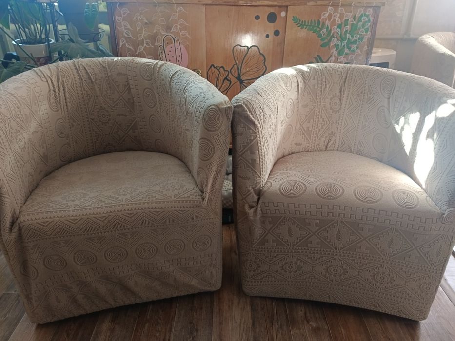 Продам диванчик на 2 человек и два кресло