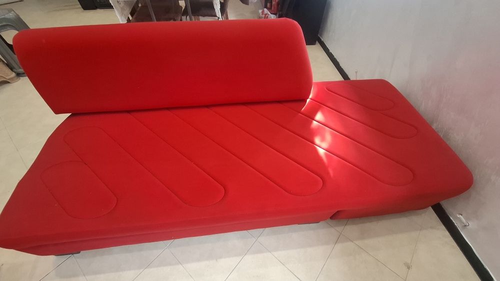 Ъглов червен диван от 2 лежанки