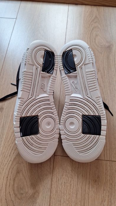 Nike Air Force 1 Pixel