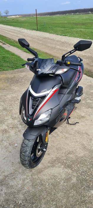 Vând Aprilie sr 50 Factory 2300 KM