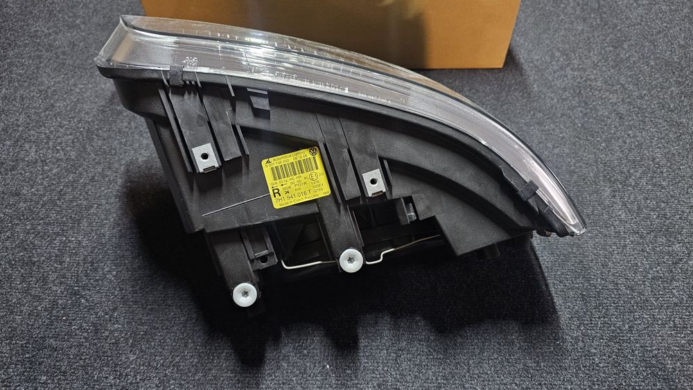 Far dreapta nou original Volkswagen Transporter T5

Cod Oe: 7H1 941 01