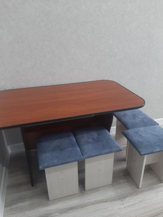 Стол со стульями