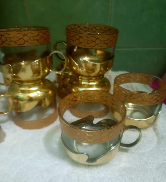 Чайный стаканы с держатели золотистый цвет узорами. 5000тг.