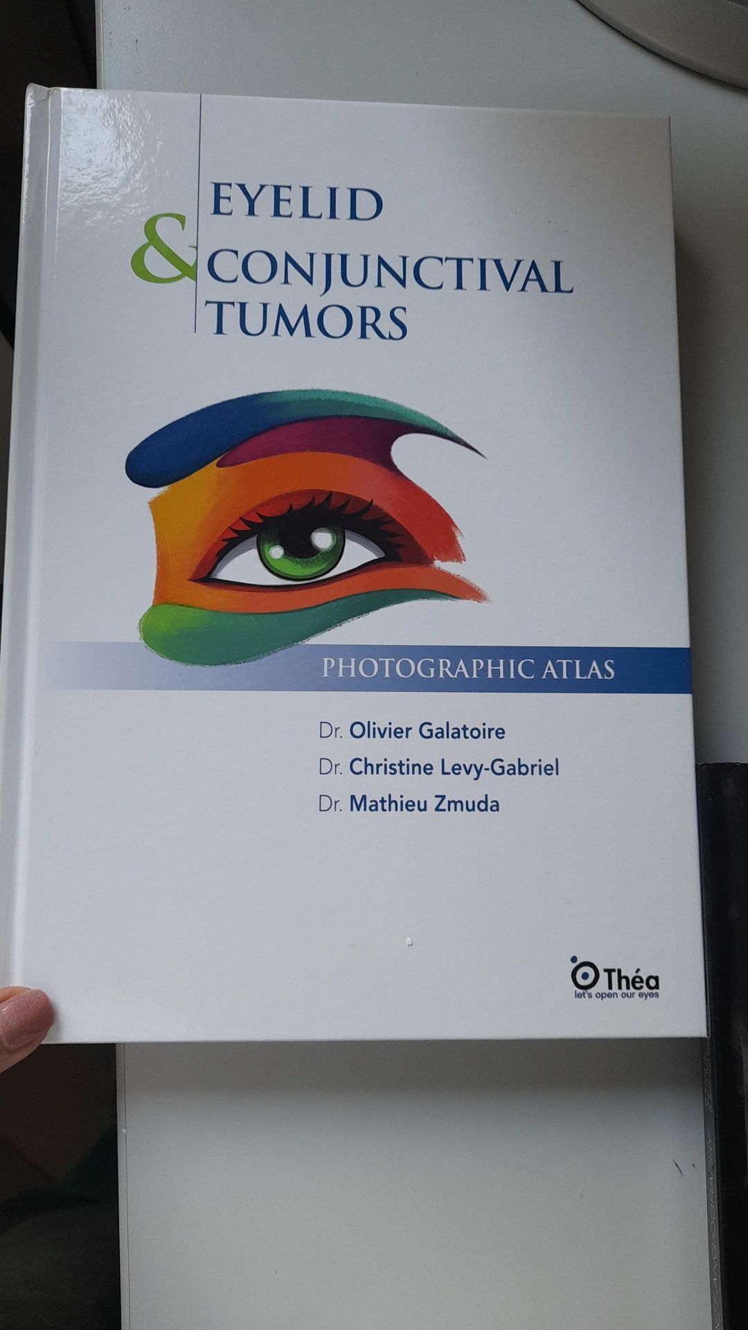 Vand cărți de oftalmologie