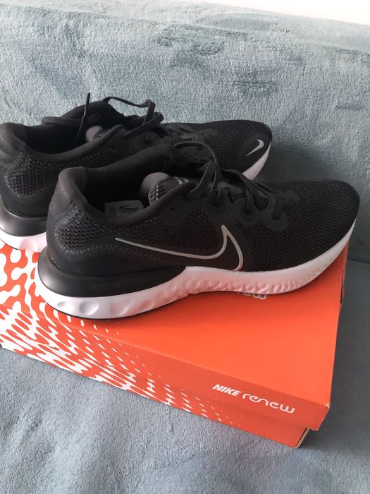 Adidasi nike renew