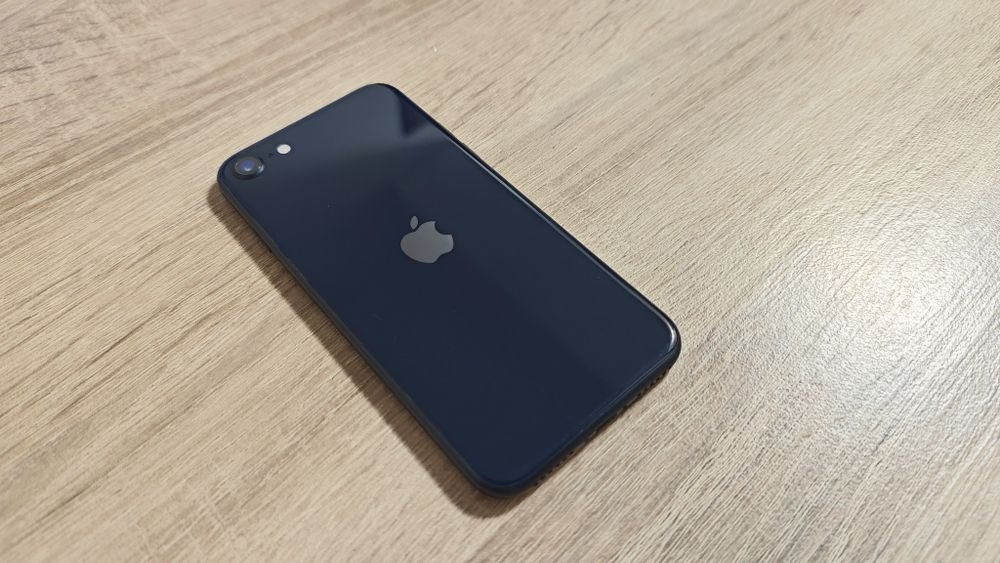iPhone SE 3 (64GB, Midnight) – stare excelentă, baterie 97%