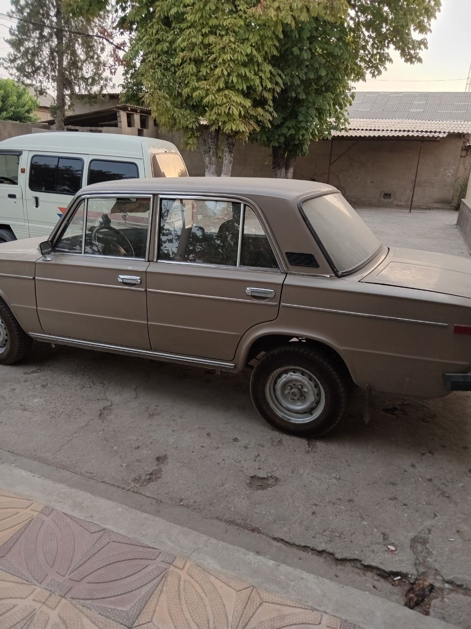 06 Jiguli sotiladi.