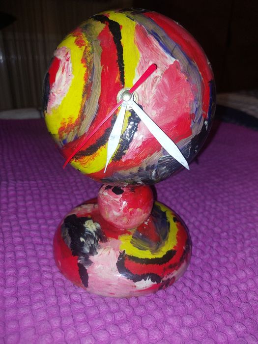 Ceas din lemn viu colorat