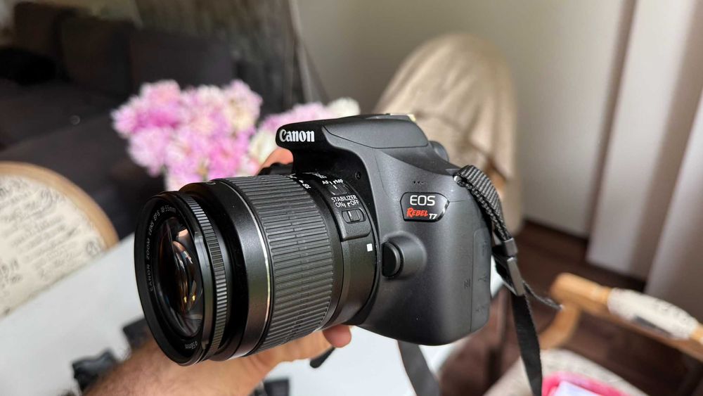 Canon Rebel T7 + obiectiv EF-S 18-55mm IS II + accesorii - nefolosite.