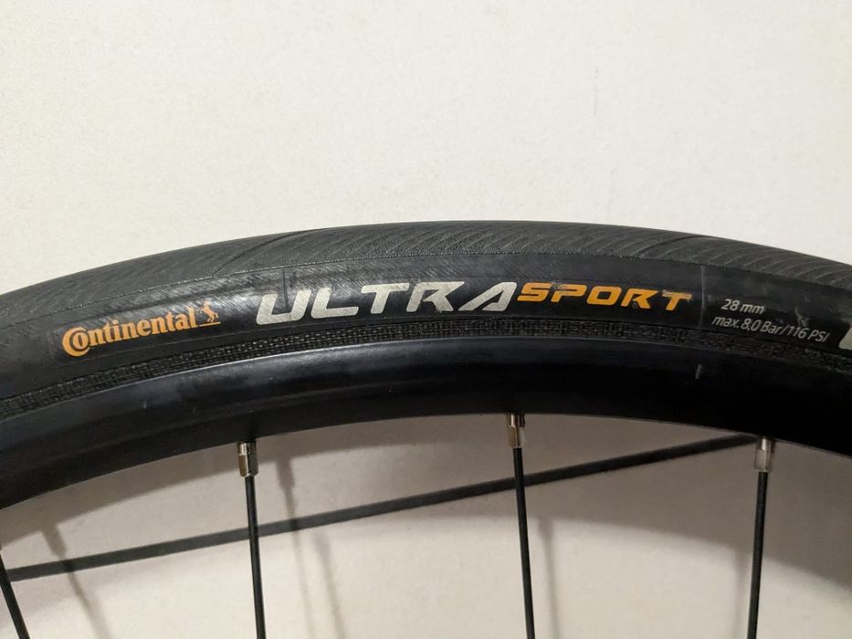 Roti cursiera/gravel 28 cu dinamo in butuc +far led