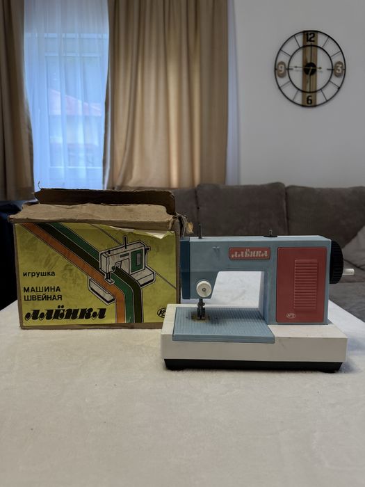 Руска ретро шевна машина детцка