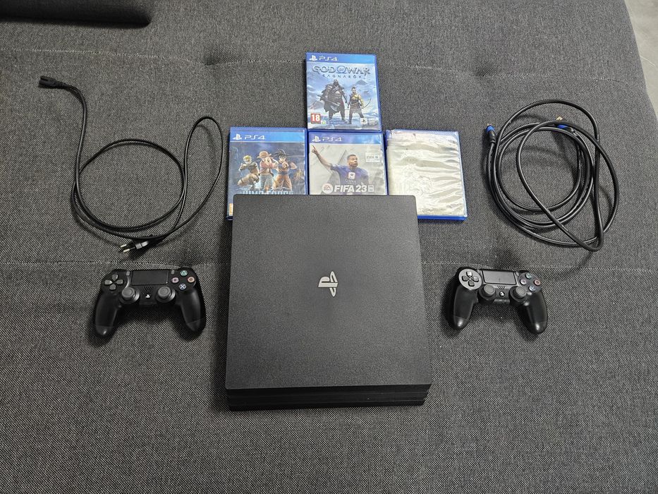 Ps4 pro 1TB doua manete si jocuri