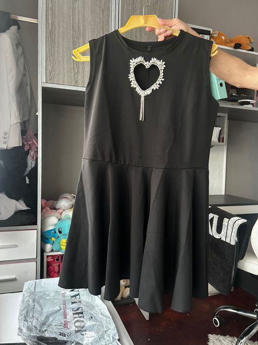 Черна рокля със сърце от камъчета