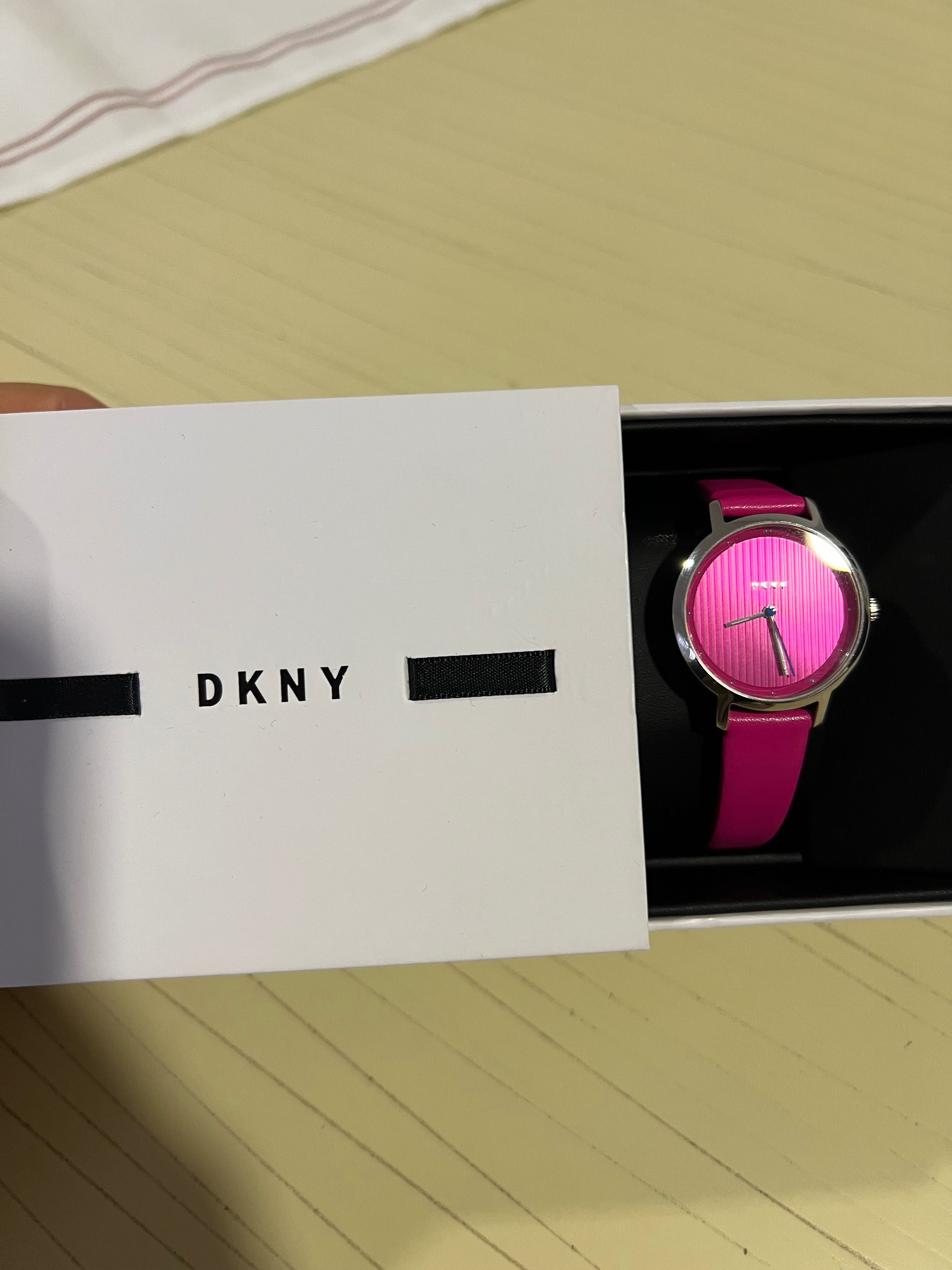 Дамски часовник в цикламен цвят на марката DKNY