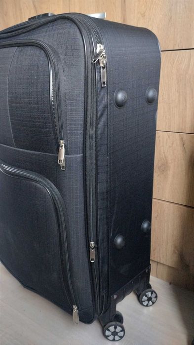 Голям черен куфар