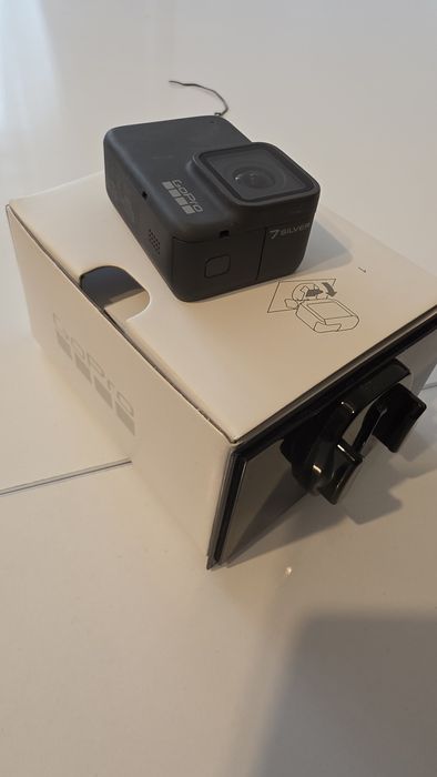 Vand GoPro Seria 7, cu multe accesorii incluse