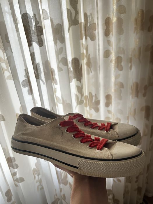 Конверсы с красными шнурками