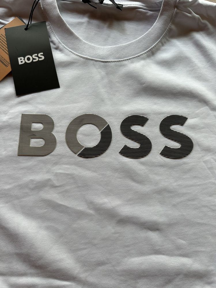 Мъжки,памучен,къс екип Hugo BOSS с бяла тениска,гумирано лого