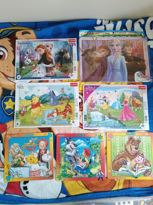 Лот пъзели, лаптоп и дървен часовник