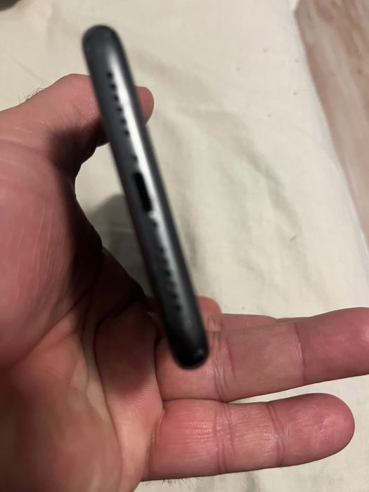 Айфон 11-64 гб Запззен в добро състояние