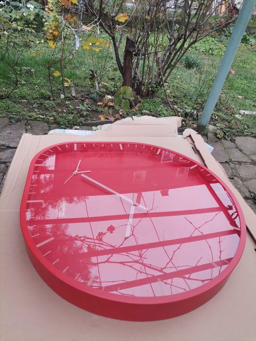 Стенен часовник с два циферблата