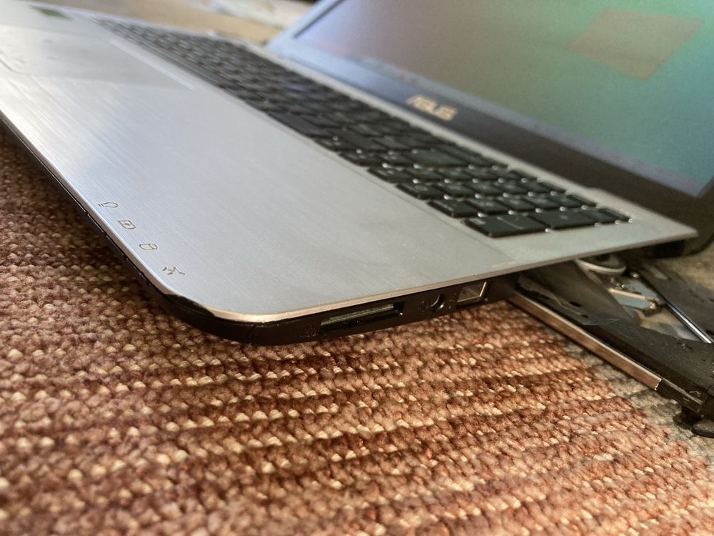 Laptop Asus X555UB cu intel core i5 generatia a 6-a
