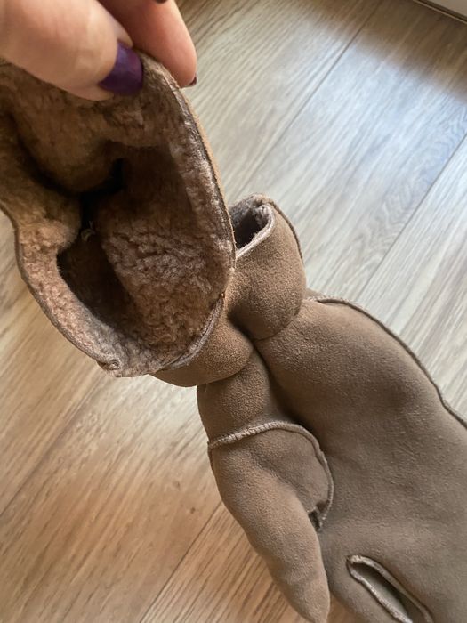 Продяват се неупотребявани ръкавици голям размер