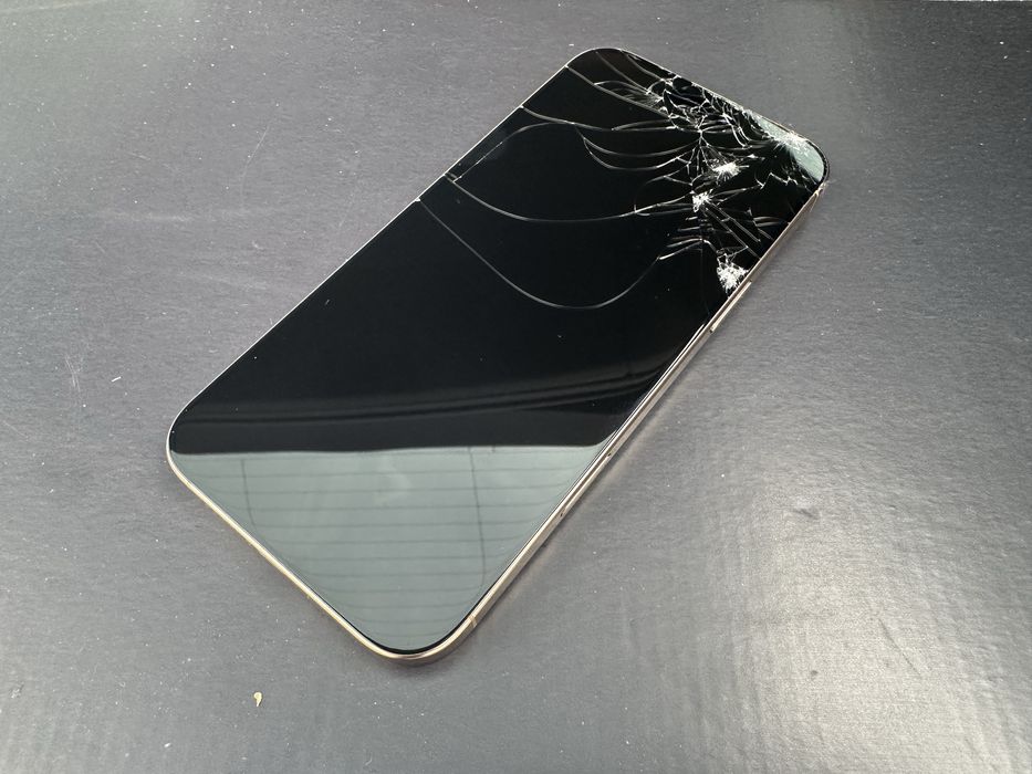 Iphone 16 Pro Max GOLD заключен с Icloud