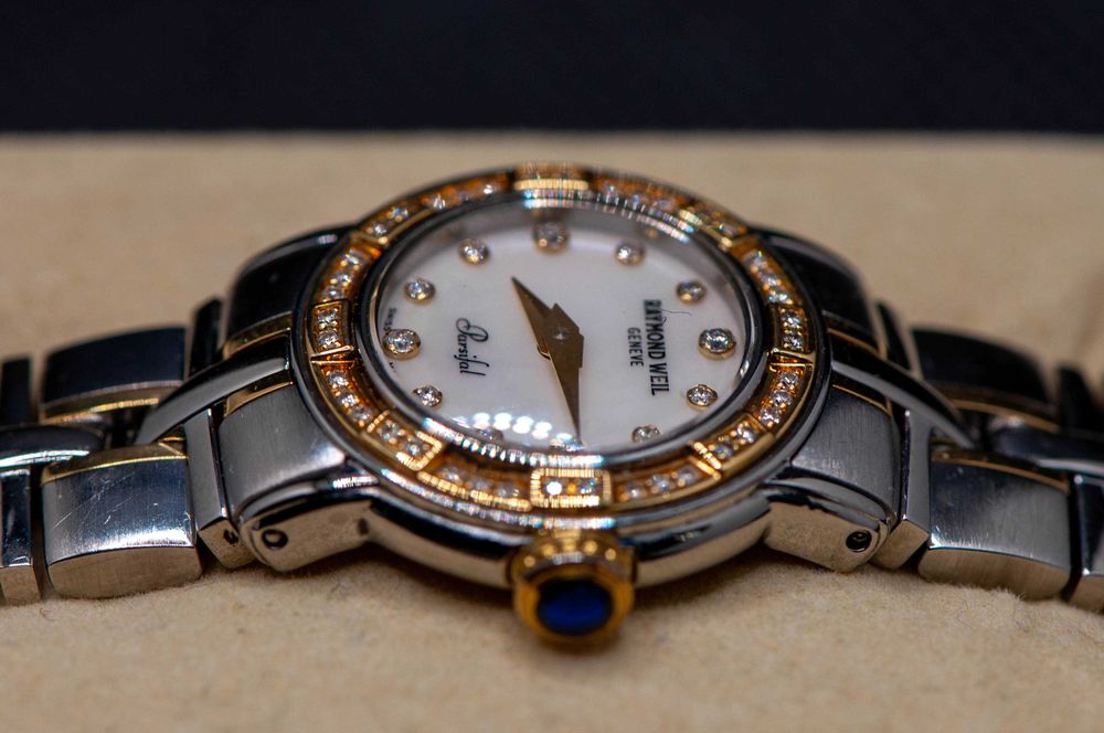Швейцарски дамси часовник с диаманти,18к злато - Raymond Weil Parsifal
