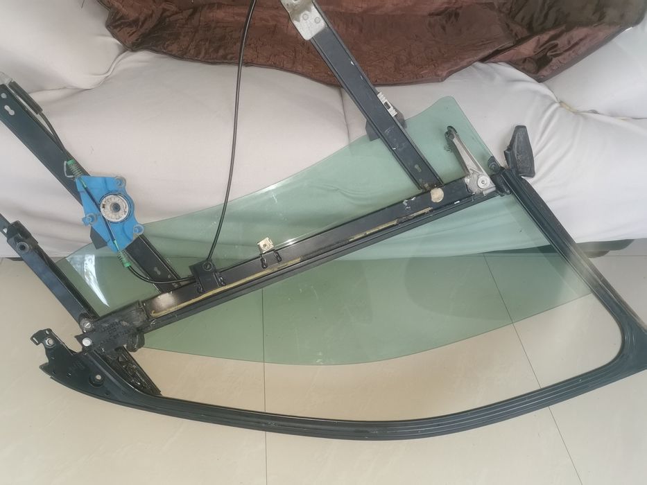 Geam cu rama și macara stânga față Audi A4