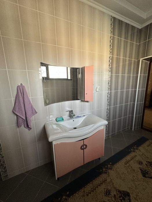 Умывальник с зеркалом и шкафом б/у