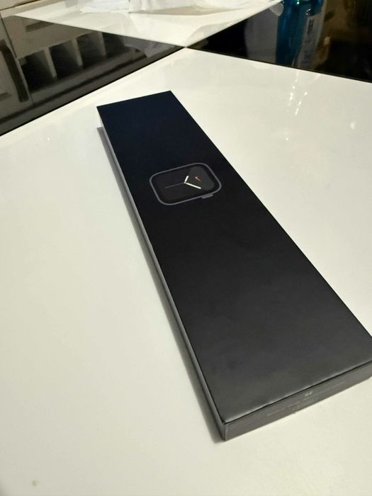 Apple Watch SE NIKE Edition. 40mm
с оригинална кутия и кабел.