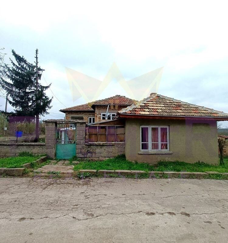 Двуетажна къща с голям двор в област Варна