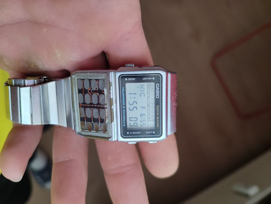 Два броя часовници