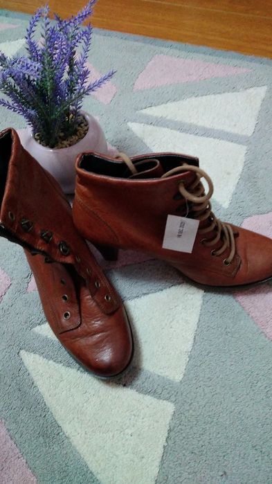 Ghete piele Paul Green, m:5(38),30 lei